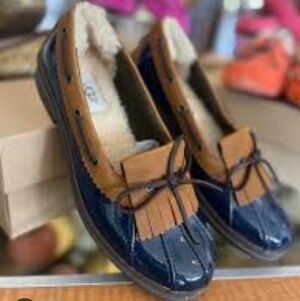 UGG Haylie Rain Skimmer Navy Blue and Chestnut Two-Tone Leather, Size 11